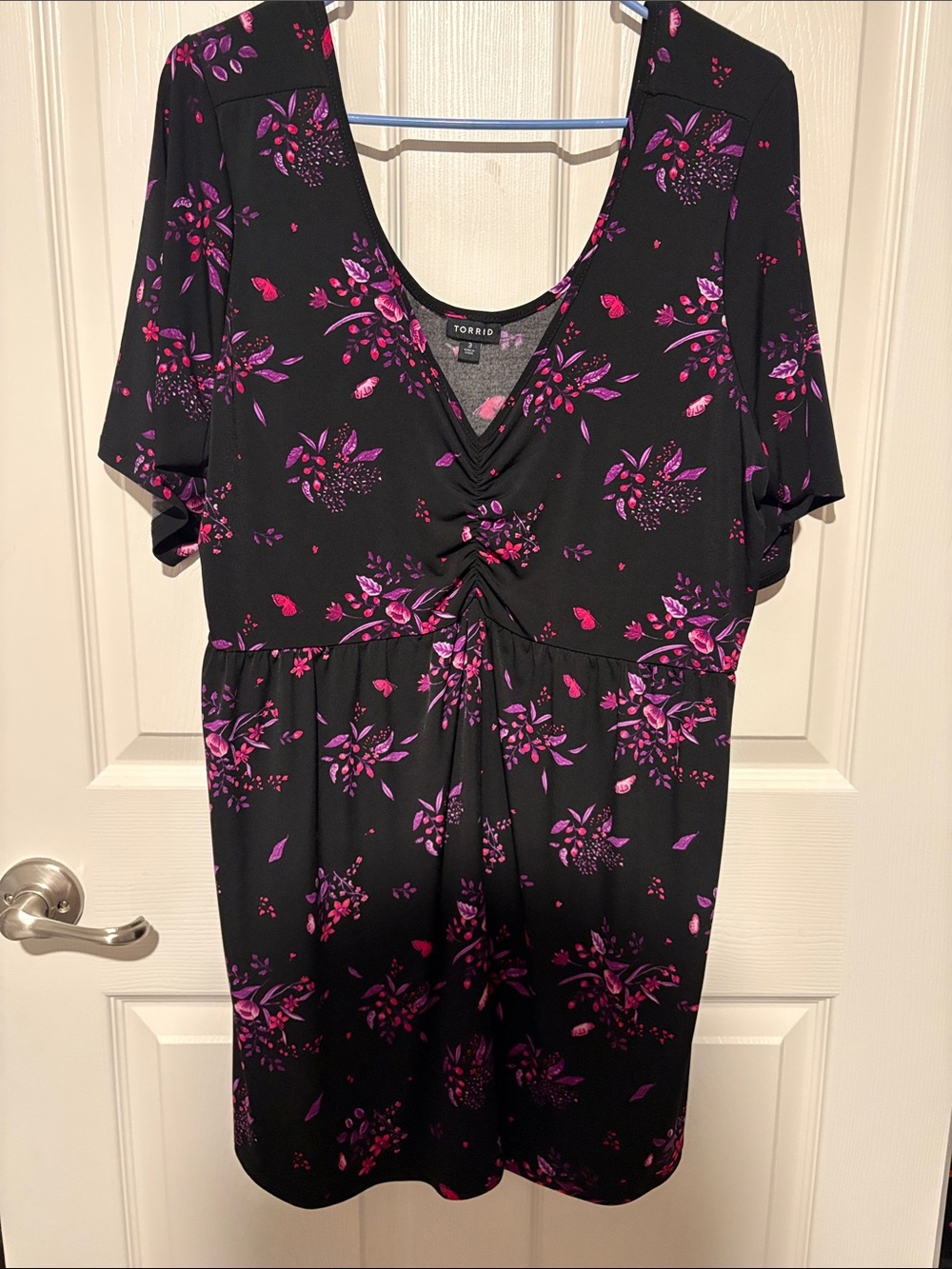 torrid Black Short Sleeve V-Neck Ruched Floral Tee with Pink & Purple Print